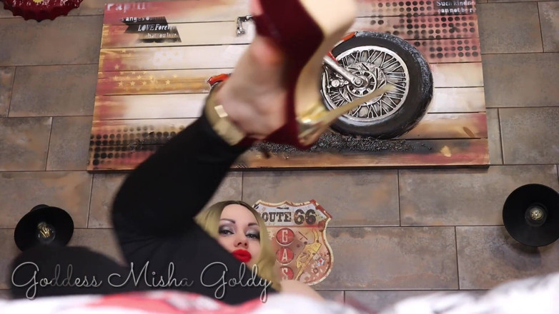 Goddess Misha Goldy: Adora y chupa mis tacones altos primero y luego esclava, ¡el...
