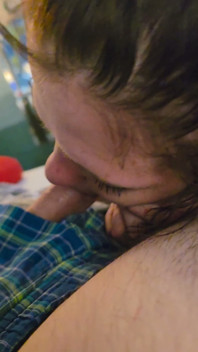 Lei lo succhia fino a quando la sua mascella fa male!