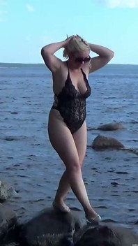 provocando e enxaguando no lago.