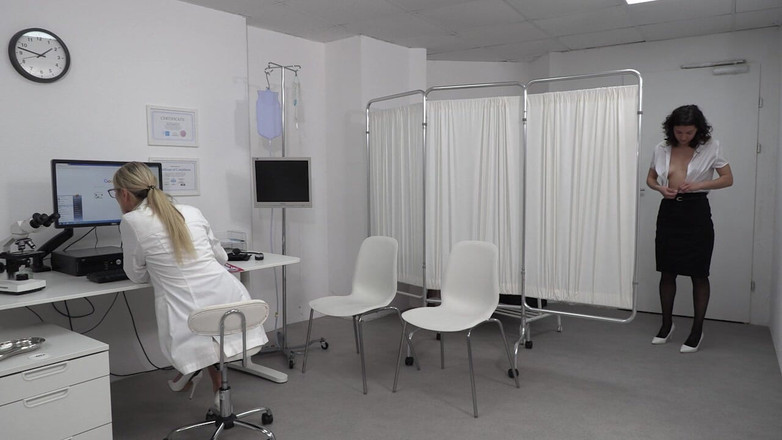 Lovekino: Chica morena flaca recibe un examen médico por una rubia...