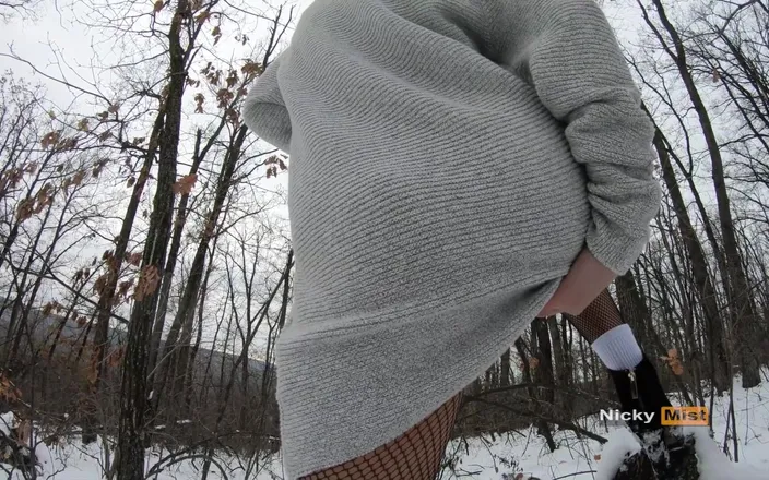 Nicky Mist: Sexy Winter Brunette Bunny hrát venku, Je to příliš sexy...