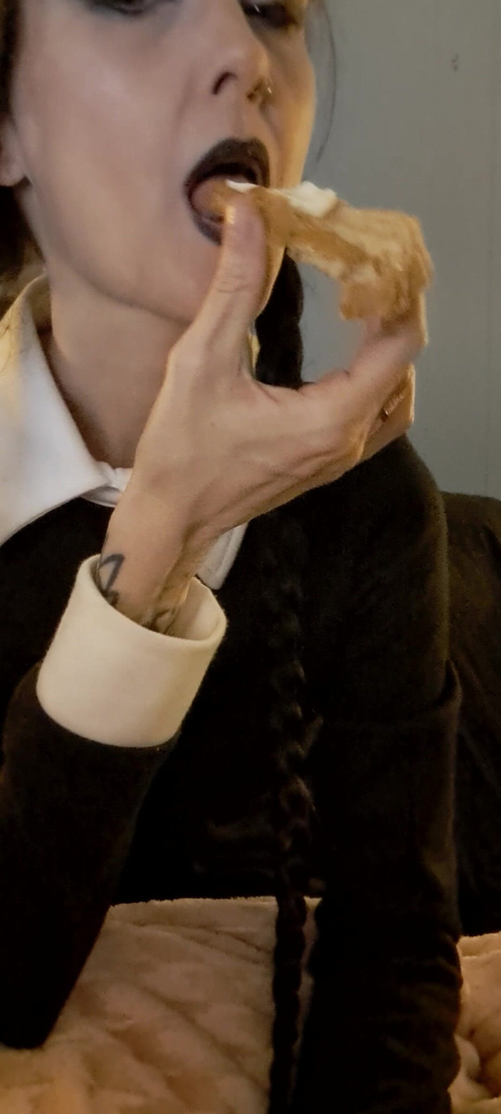 PandoraSG: Середа годує свого раба - косплей фетиш