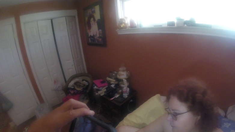 BBW nurse Vicki adventures with friends: Une BBW joue avec sa chatte et suce une bite...