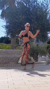 La posa all'aperto di selena e i giochi di sesso con i tacchi
