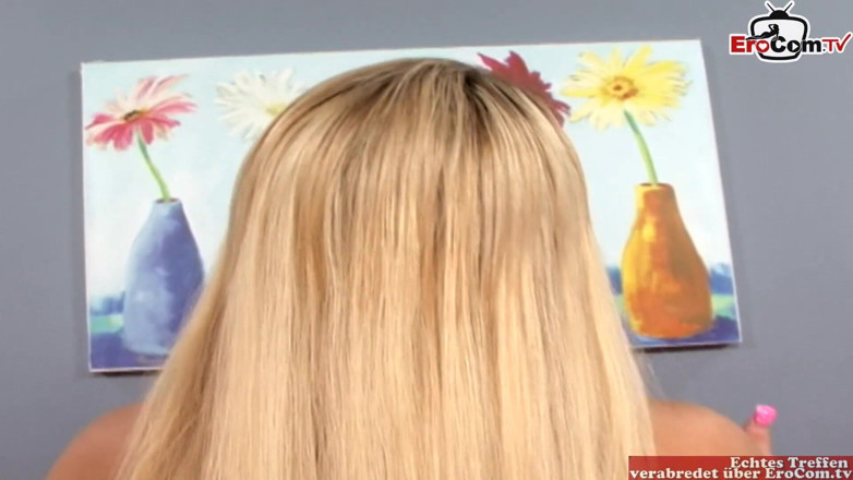 EroCom: Blonde babe met grote tieten neukt in rood ondergoed
