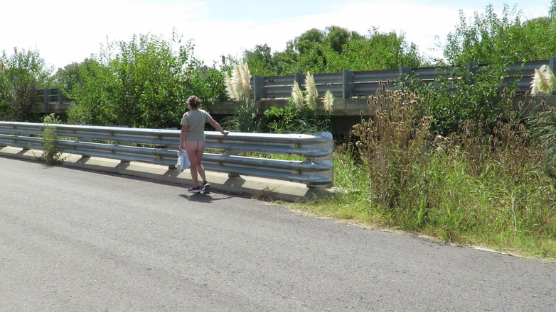 Milfcamsex: Patricia na mostě přes silnici