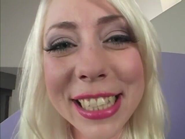 Euro Anal: 性感的金发荡妇在热辣肛交后吞精