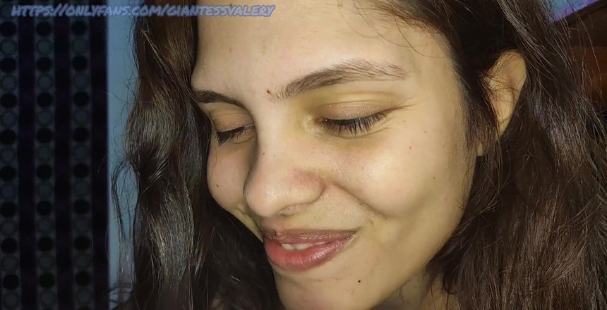 Giantessvalery: "J'ai trouvé une petite collation ! Petit mec, je vais te...