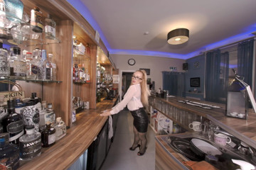 ZexyVR: Lizzie - Welcome to My Bar ( No Artwork)