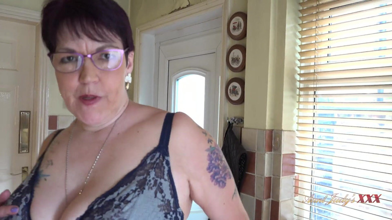 Aunt Judy's XXX: TetaJudysXXX - Prsatá 56letá žena v domácnosti Layla kouří tvého ptáka v kuchyni (POV)