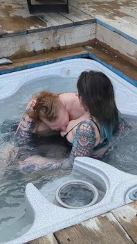 ElizabethHunny Gets Steamy In The Hot Tub