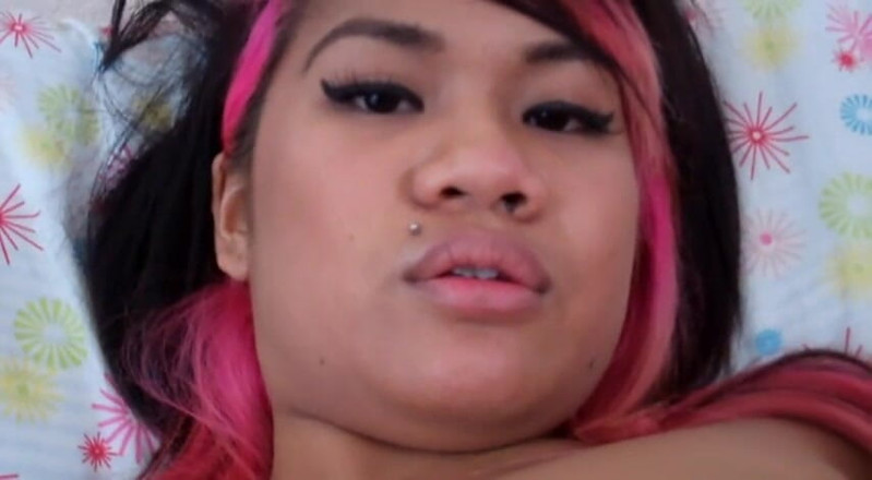 Femdom Sex: Ragazzina asiatica viziosa si masturba con un dildo vibrante