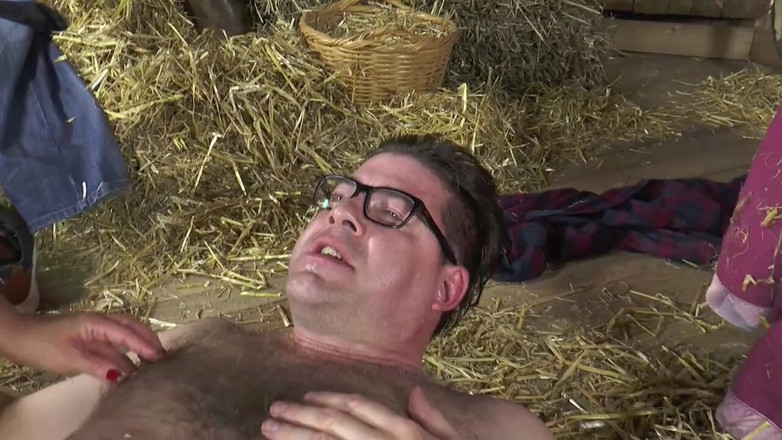 Deutschland porn: Rondborstige teef berijdt enorme lul op de boerderij