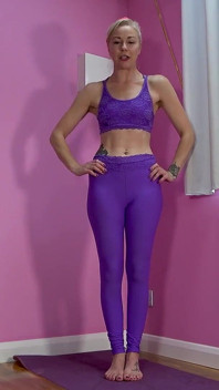 Fitness eğitmeninden çıplak alt glute dersi