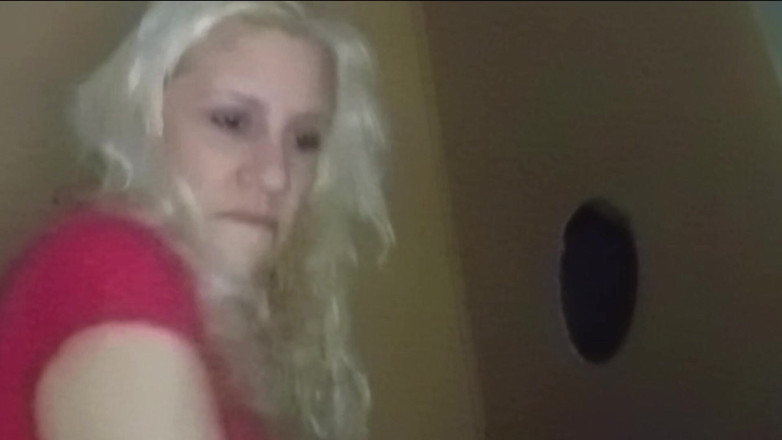 Nefertiti: Sexy blondine in gloryhole