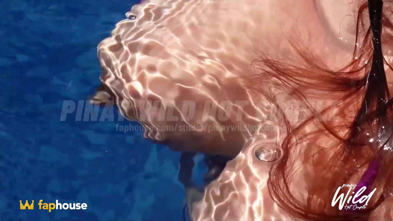 PinayWildHotCouple: Cewek pinay lagi asik liburan musim panas di kolam renang...