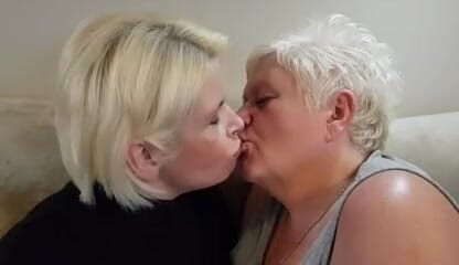 Uk Joolz: Kissing Skyler