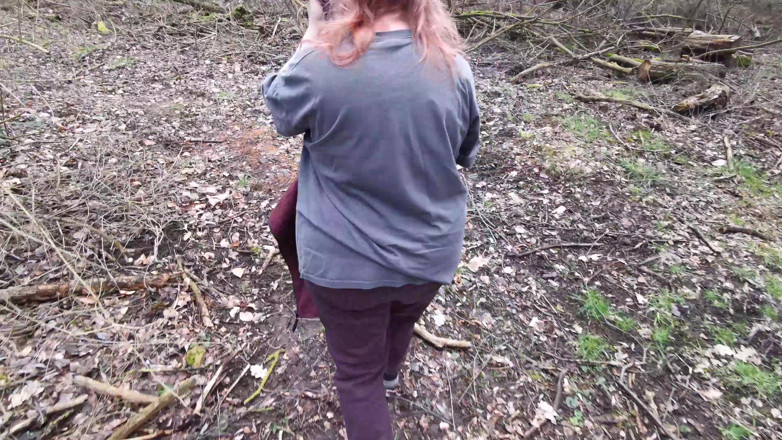 Bouncy Tits Action: Gifles nues dans la nature