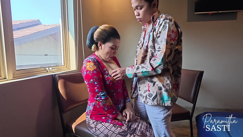 momi_itha_: Mama vitregă Itha este seducătoare Javanese Sinden Cosplay