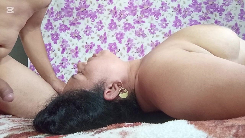 Valkyrie and Luigy Couple: Латина делает минет в домашнем видео