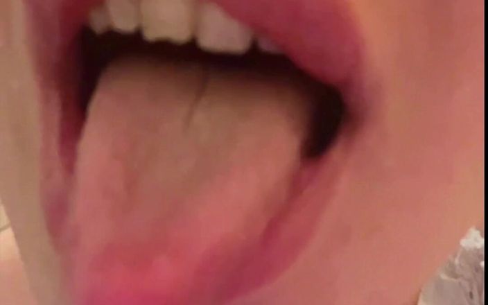 FinDom Goaldigger: 大きな唇の女の子は非常に深くあくびをしています