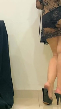 하이힐을 신고 누드를 걷는 아름다운 섹시한 거유 밀프, 큰 젖탱이와 완벽한 큰 엉덩이를 튕기는