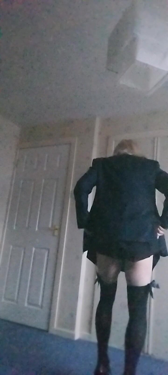 Cindy Belfast: Nữ sinh viên Cindy xuất tinh trong đồng phục