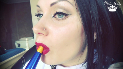 Goddess Misha Goldy: Asap dari bibir besar merah gelap