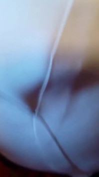 Milf met panty, hoge hakken, perfecte tieten en grote kont geeft pijpbeurt met sperma in de mond