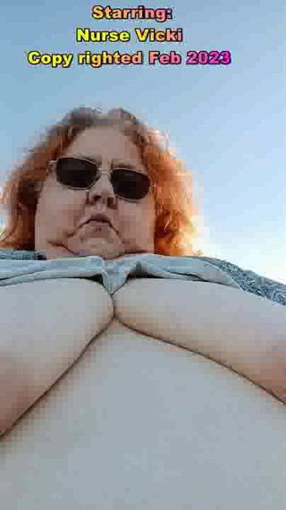 BBW nurse Vicki adventures with friends: Enfermeira Vicki faz uma pausa para fumar na praia