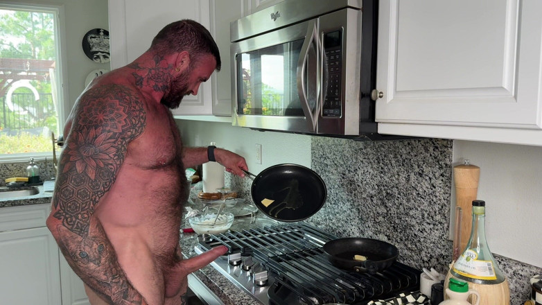 HugeAjax: Sexy Chefkoch kocht mit einer latte und Tassen