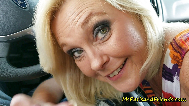 Ms Paris and Friends: Paní Paris miluje sání ptáka