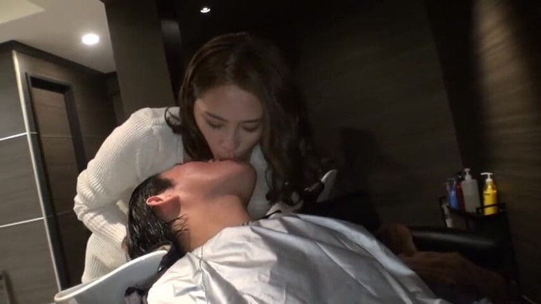 CherryBONBON: Il salone di capelli dove i nostri occhi tengono incontro