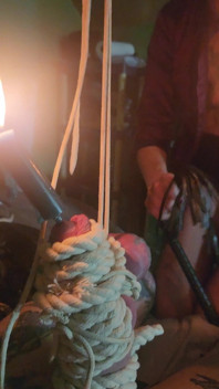 Brava Ragazza Frustata Con Palle a Luce Di Candela Punto Di Vista