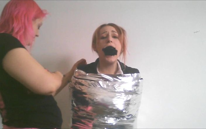 Selfgags classic: Mummifying Kandy!