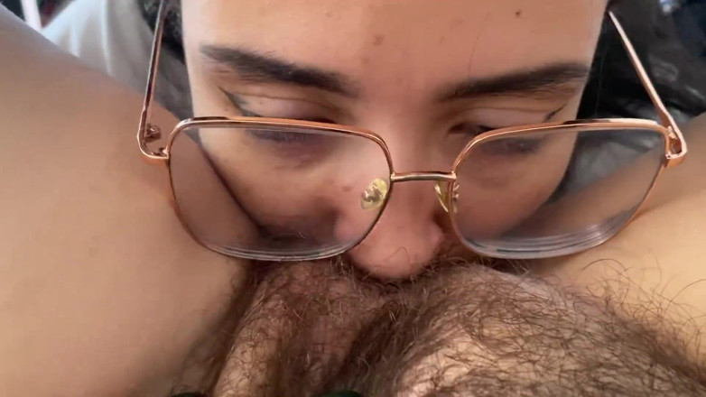 zoemelissa: Lesbian Sucking a Sweet Hairy Bush