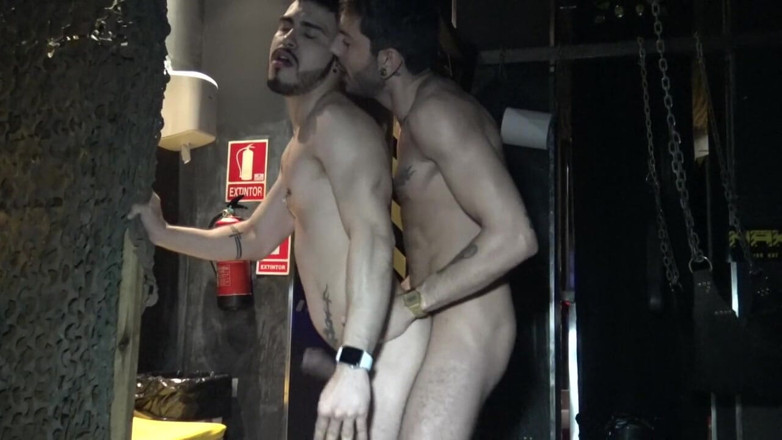 Gaybareback: Si cantik twink dientot dari belakang oleh alexis clark