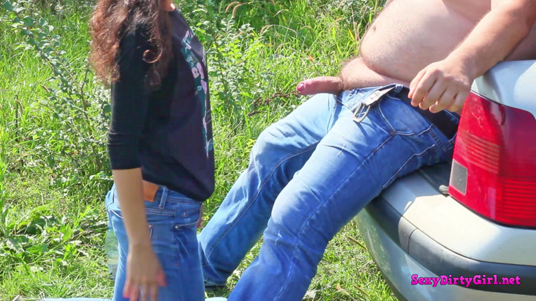 Sexy Dirty Girl: Saya melutut di rumput dan menghisap zakarnya di luar rumah