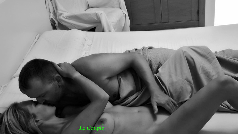 LC couple: 집에서 섹스하는 커플과 옆방 친구