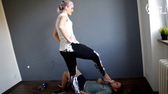 Czech Soles - foot fetish content: Zbitá nohama instruktora v tělocvičně