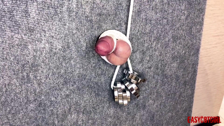 AnnyCandyPainboy: ミストレスは、奴隷のコックとボールに負荷をぶら下げてしっかりと縛りました。