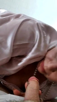 Tarian kontol untuk mengantisipasi wanita kesayangannya terjun ke mulut aduhainya