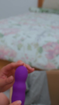 箱を開けたんだ...下着を試着して、ディルドに乗る