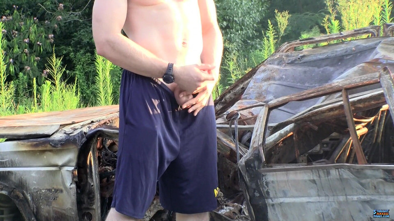 Straight naked thugs: Elijah ritorna per una pisciata e accarezza