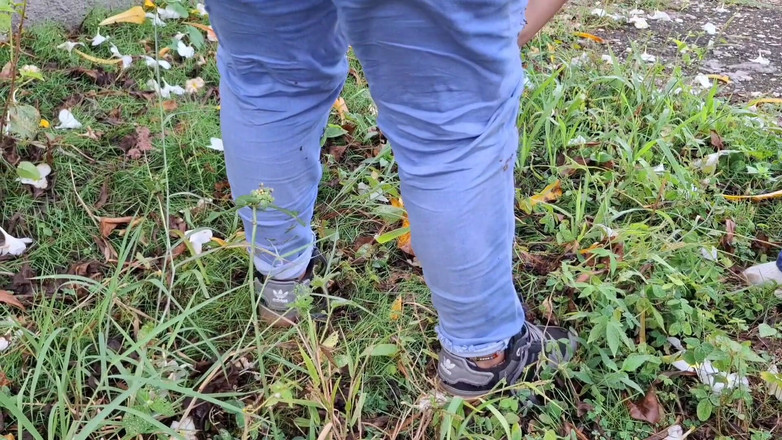 SugarPose: Big ass Latina chodzi na zewnątrz z niskimi spodniami