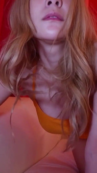 Krásná dívka, která se pohádala se svým přítelem a byla vykopnuta ze svého domu, si přišla pro creampie.