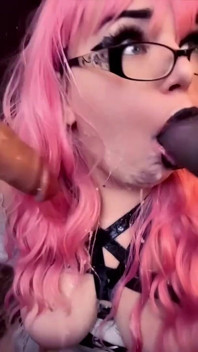 La moglie succhia il fetish cornuto del quartiere