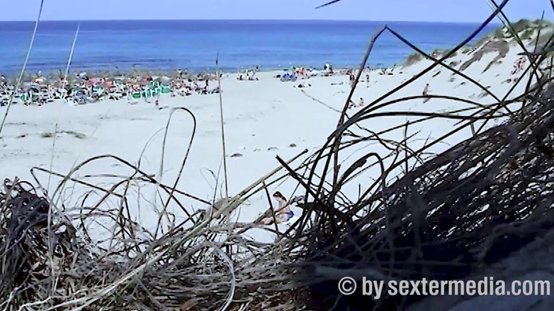 Beachbitches: Дівчина з пляжу Барбетта роздягається в кущах