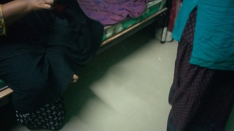 Tamil lesbian: Três tias falando no quarto