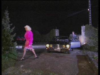 Italian Vintage Porn: Blondes Schätzchen Lutscht Schwanz in Dampfendem Autofick